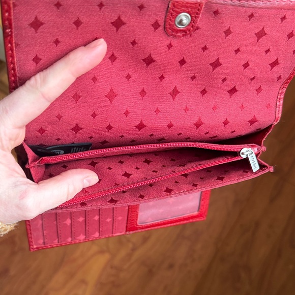 Fossil Maddox Cherry Red Pebbled Leather Wallet - Picture 6 of 7